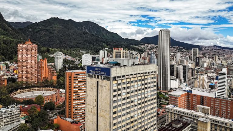 Vista de Bogotá y la fachada del Tequendama Suites Bogotá