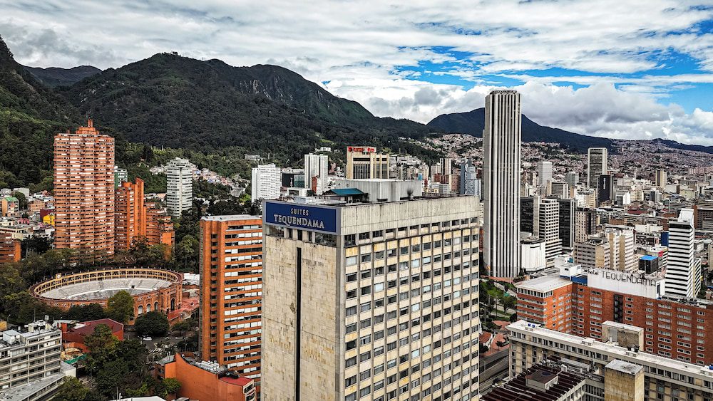 Vista de Bogotá y la fachada del Tequendama Suites Bogotá