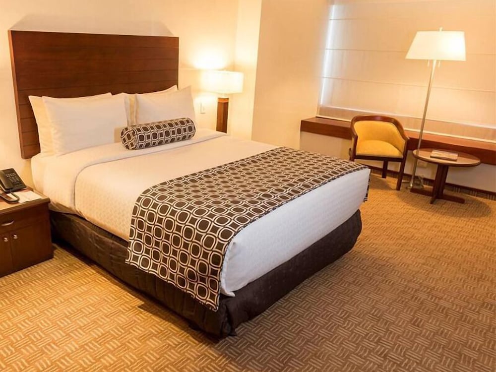 Habitación con escritorio del Tequendama Suites Bogotá