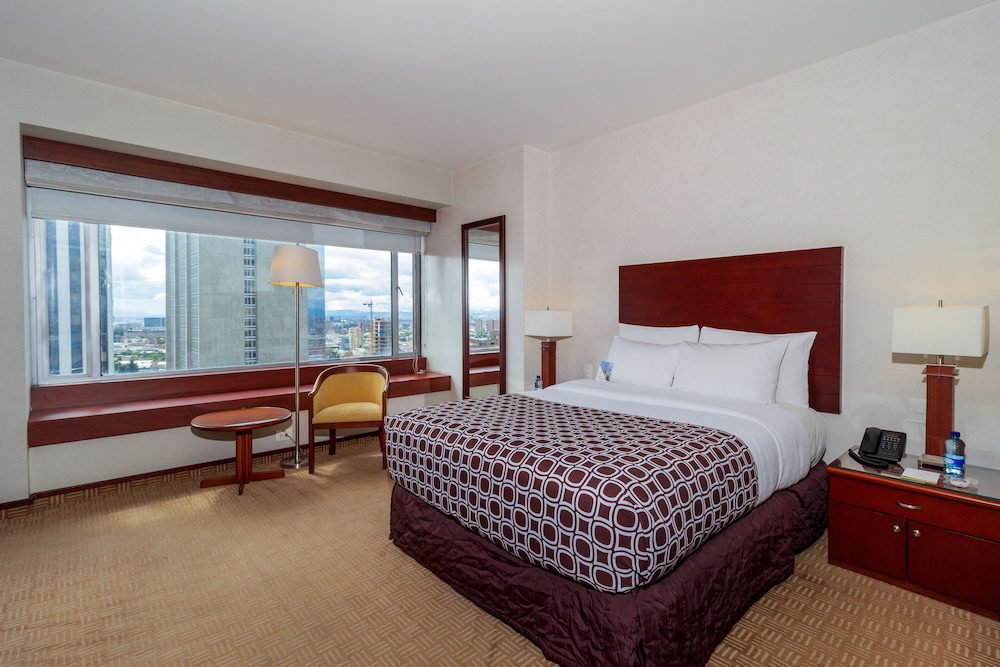 Habitación con ventanal del Tequendama Suites Bogotá
