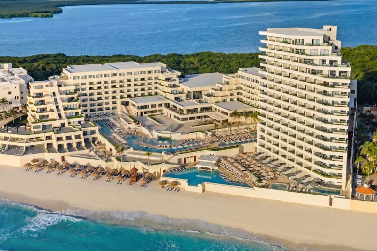Secrets Mirabel Cancún Resort & Spa: vista general del resort frente al mar
