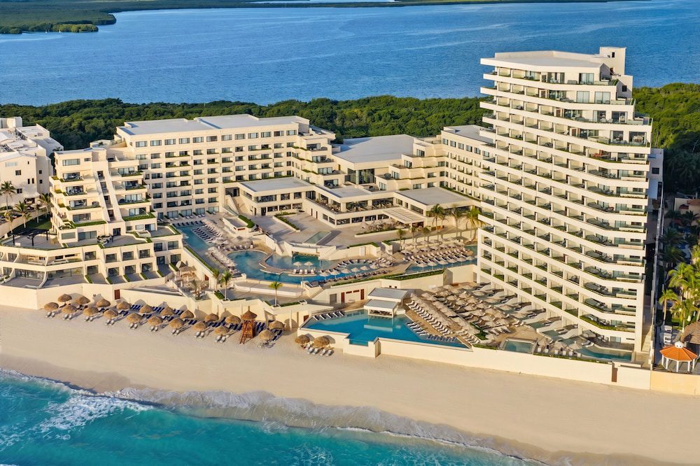 Secrets Mirabel Cancún Resort & Spa: vista general del resort frente al mar