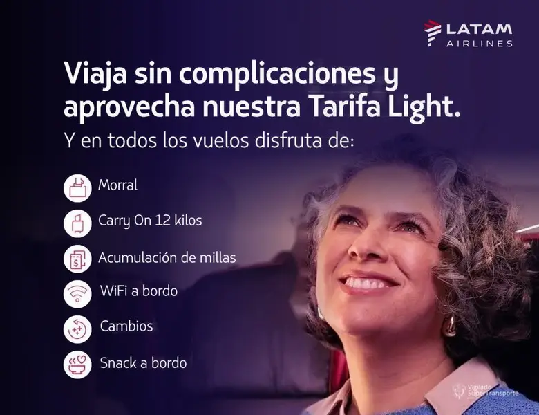 Mujer sonriente en asiento de avión, banner LATAM Tarifa Light: morral, carry on 12 kg, WiFi, cambios, millas y snack