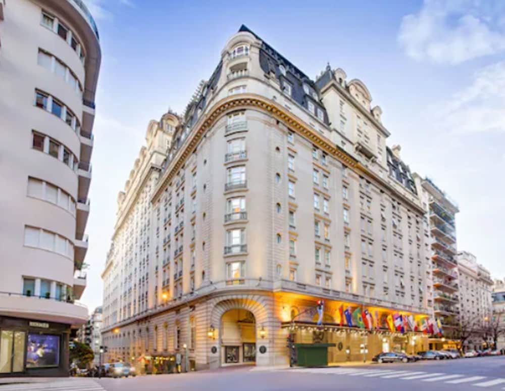 Alvear Palace Hotel en Buenos Aires: fachada del hotel sobre la avenida