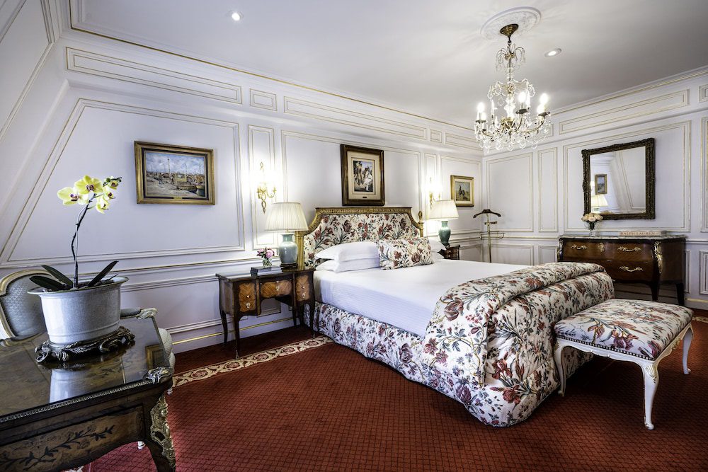 Alvear Palace Hotel en Buenos Aires: habitación con cama y cortinas florales