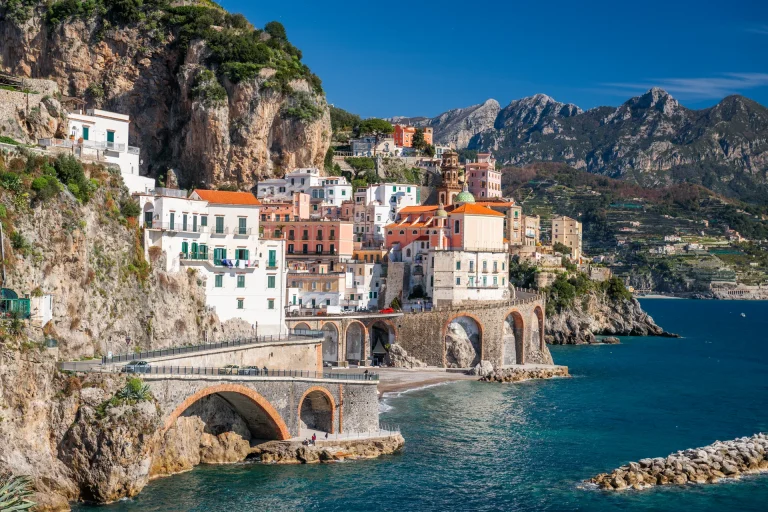 Pueblo de Atrani junto al mar en la costa de Amalfi, Italia