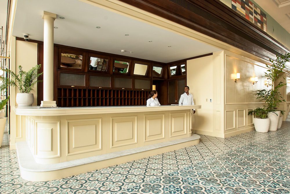 American Trade Hotel en Panamá: recepción con piso de mosaico