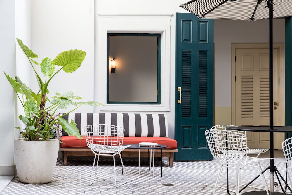 American Trade Hotel en Panamá: terraza con mobiliario exterior