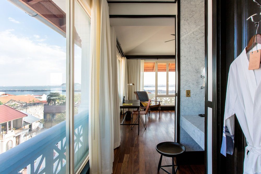 American Trade Hotel en Panamá: habitación con balcón y vista a la bahía