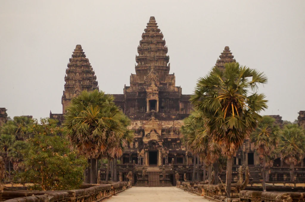 Templo de Angkor Wat con sus torres de piedra, Camboya