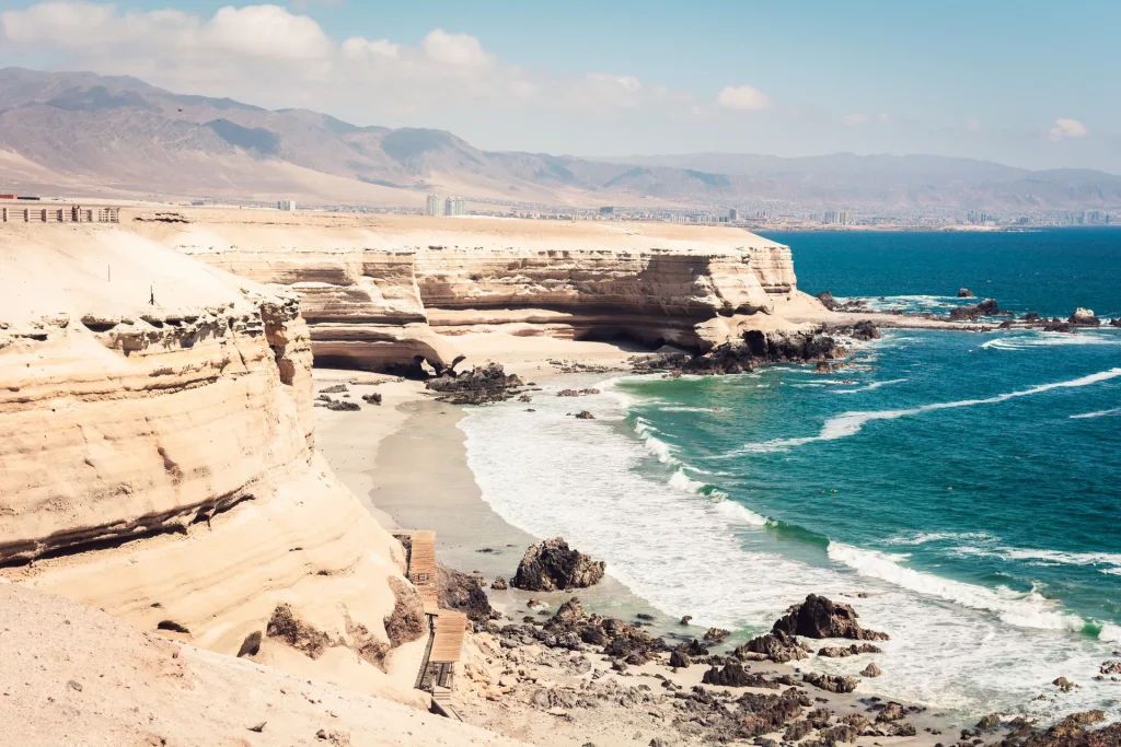 Acantilados desérticos y mar azul en la costa de Antofagasta, Chile