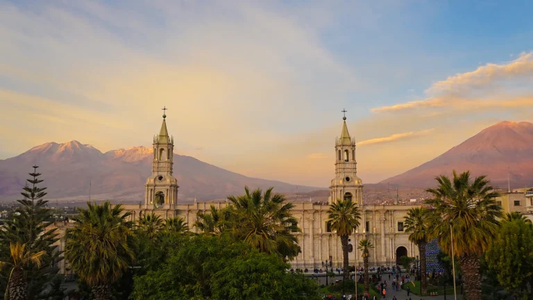 Catedral y Plaza de Armas de Arequipa con el volcán Misti al fondo, Perú
