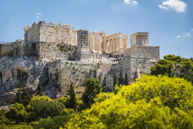 La Acrópolis y el Partenón sobre la colina en Atenas, Grecia