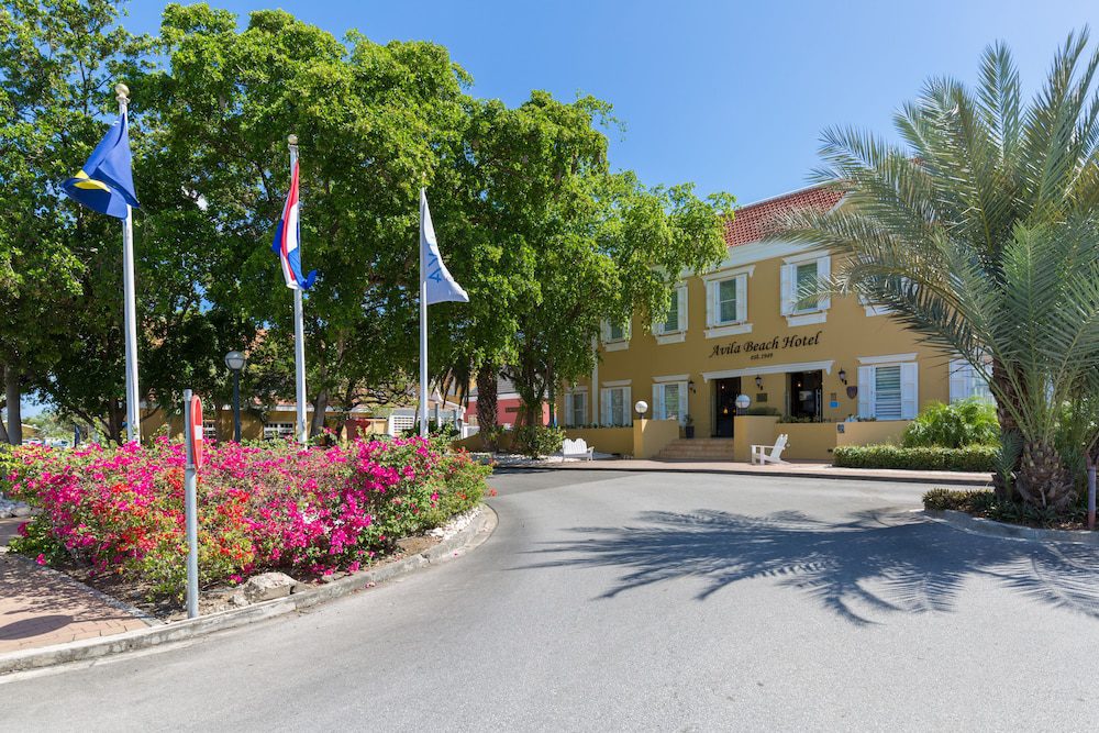 Avila Beach Hotel en Curazao: entrada y jardín del hotel