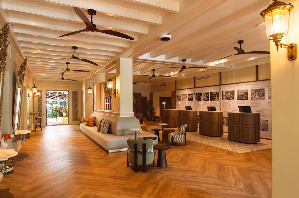 Avila Beach Hotel en Curazao: lobby con piso de madera