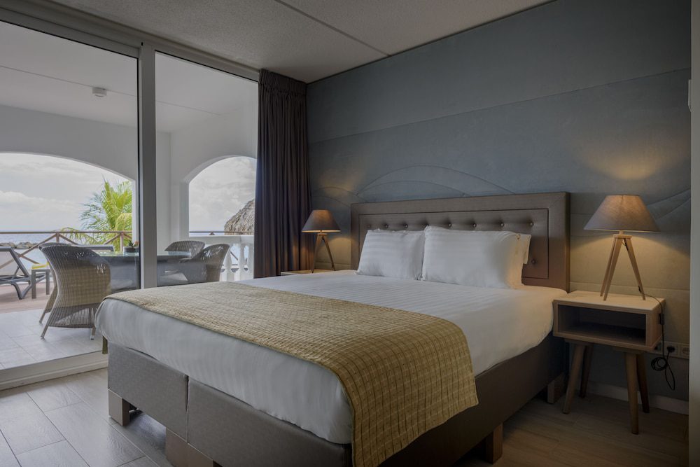 Avila Beach Hotel en Curazao: habitación con balcón al mar
