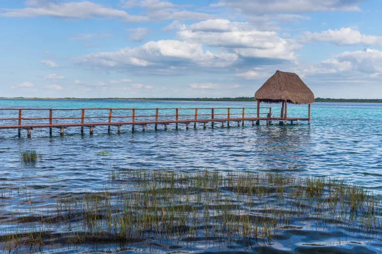 Muelle de madera sobre las aguas turquesa de la Laguna de Bacalar, México