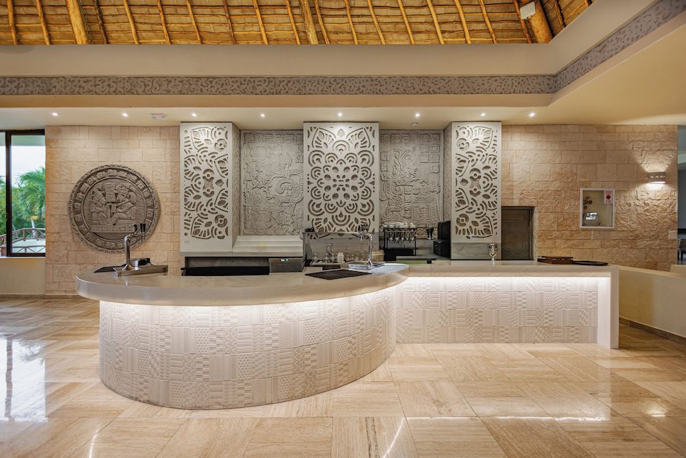 Bahia Principe Explore Coba en Akumal: bar en el lobby