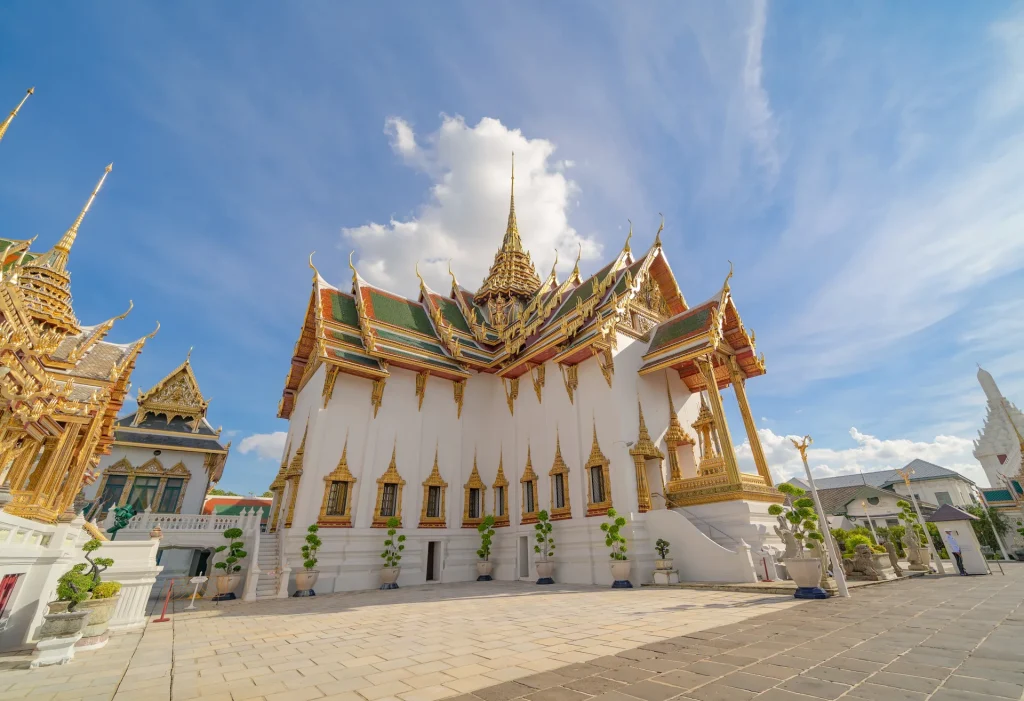 Templo con tejados dorados en el Gran Palacio de Bangkok, Tailandia