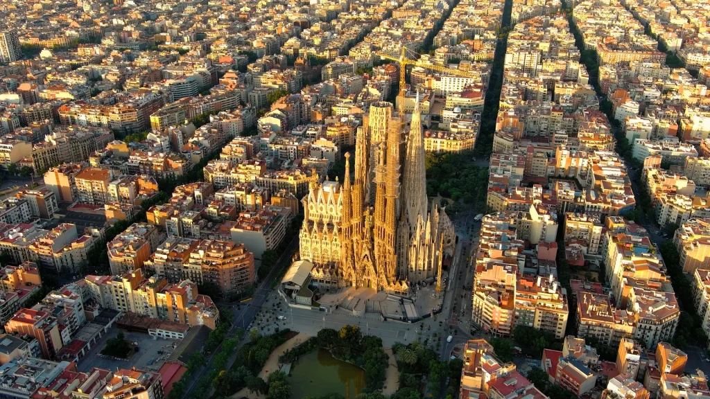 Vista aérea de Barcelona con la Sagrada Familia y las manzanas del Eixample, España