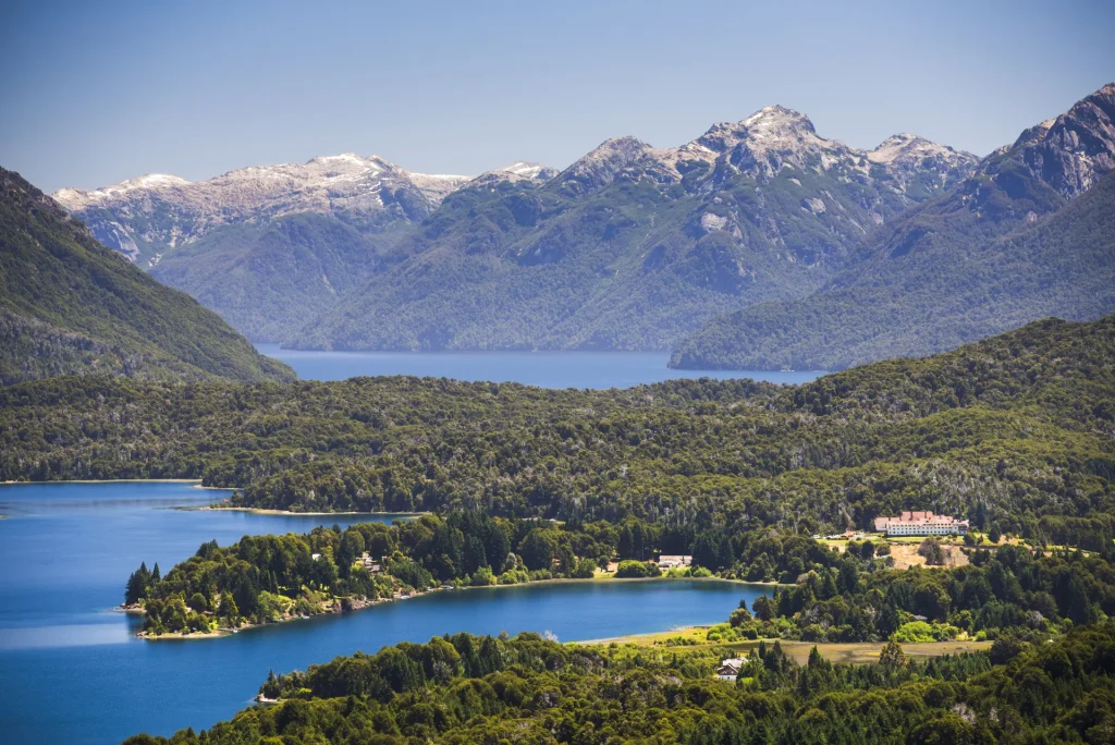 Lagos, bosques y la cordillera de los Andes vistos desde el Cerro Campanario en Bariloche, Argentina