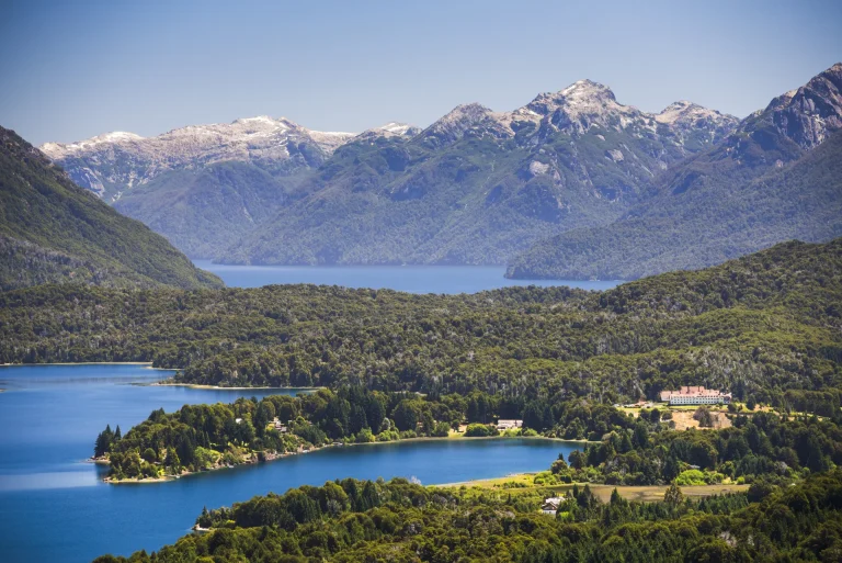 Lagos, bosques y la cordillera de los Andes vistos desde el Cerro Campanario en Bariloche, Argentina