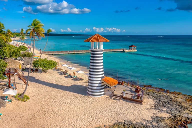 Faro y playa de Bayahibe, República Dominicana