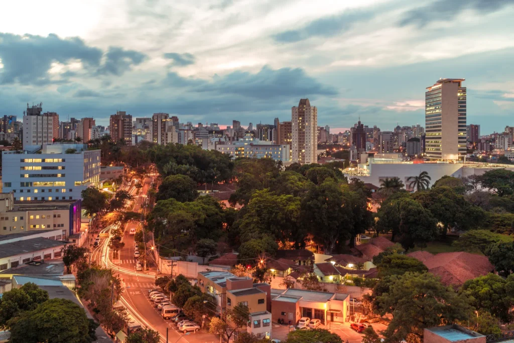 Atardecer sobre la ciudad de Belo Horizonte, Minas Gerais, Brasil
