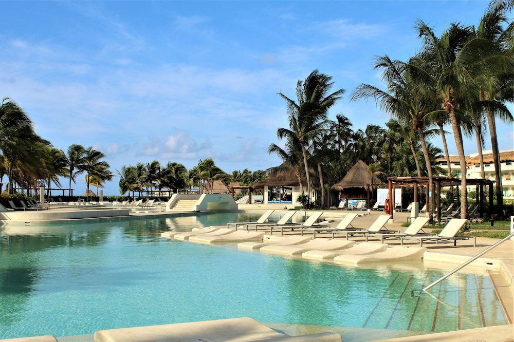BlueBay Grand Esmeralda en Playa del Carmen: piscina