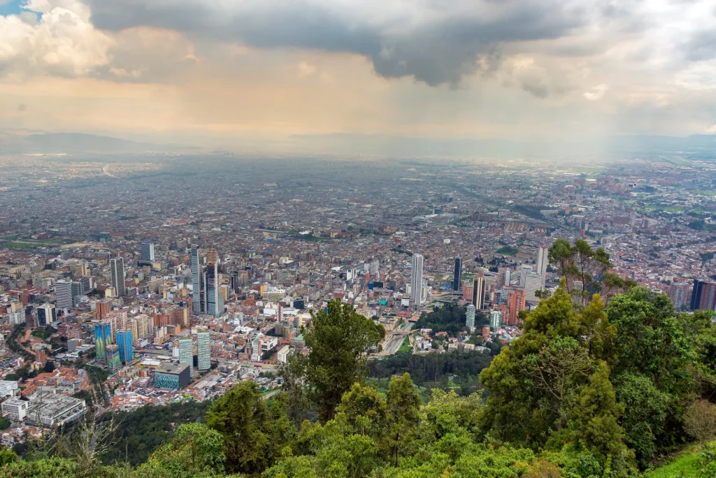 Centro de Bogotá y los cerros orientales vistos desde Monserrate, Colombia