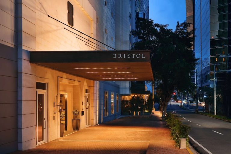 Bristol Panamá, a Registry Collection Hotel en Panamá: entrada del hotel al anochecer
