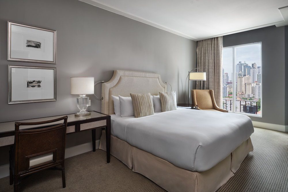 Bristol Panamá, a Registry Collection Hotel en Panamá: habitación con escritorio y vista a la ciudad