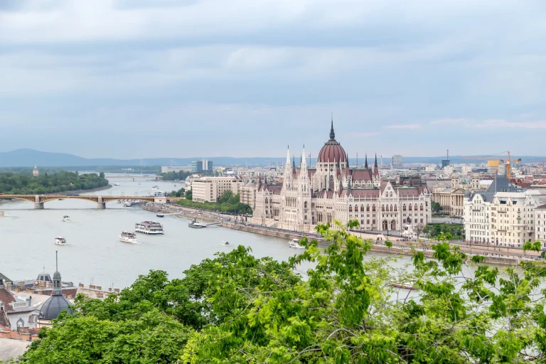 Vista panorámica de Budapest con el Parlamento y el río Danubio, Hungría