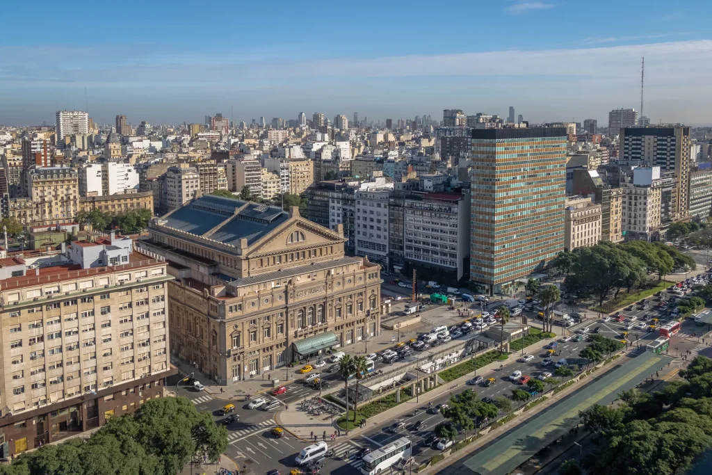 Vista aérea de la avenida 9 de Julio y el Obelisco en Buenos Aires, Argentina