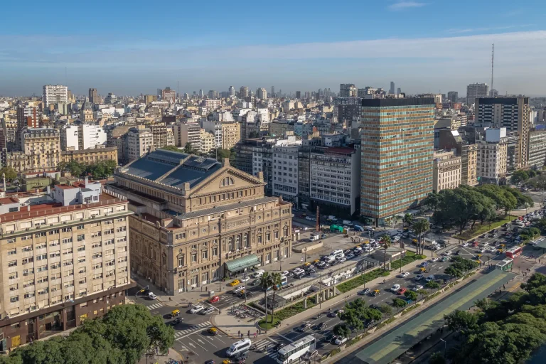 Vista aérea de la avenida 9 de Julio y el Obelisco en Buenos Aires, Argentina