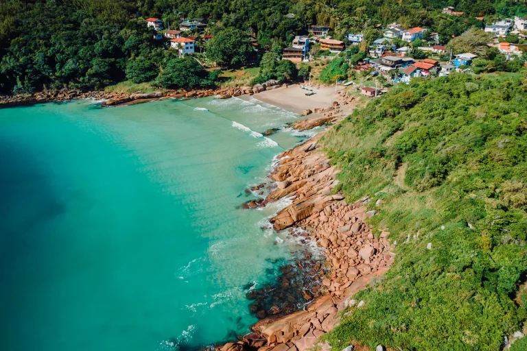 Playa de aguas transparentes y costa rocosa en el litoral de Brasil