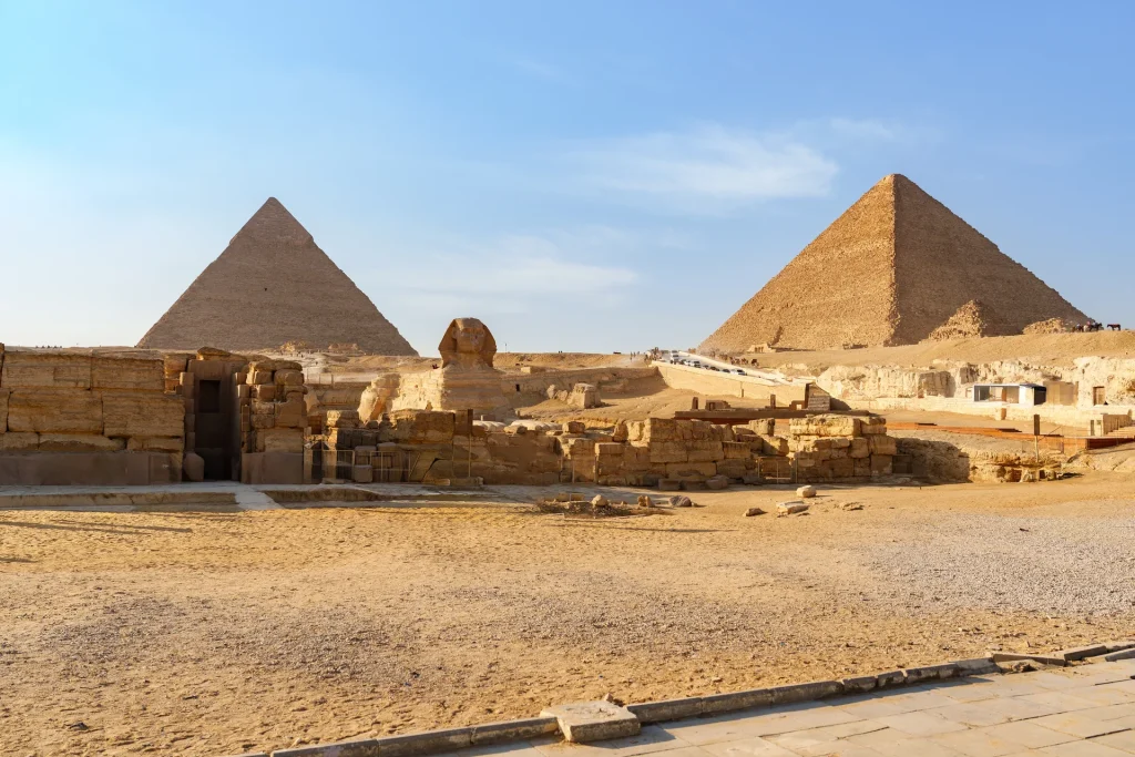 Pirámides de Giza bajo el cielo azul en las afueras de El Cairo, Egipto