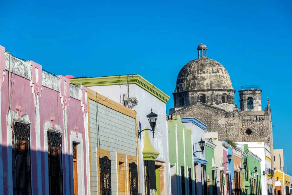 Calle colonial de casas de colores y el templo de San José en Campeche, México