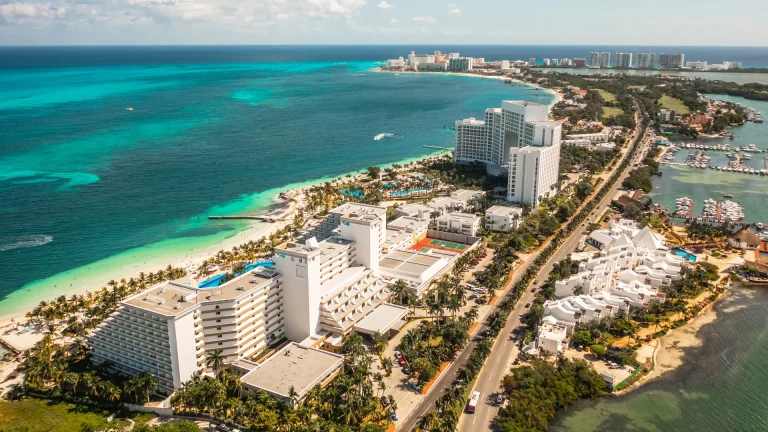 Vista aérea de la zona hotelera de Cancún entre el mar Caribe y la laguna, México