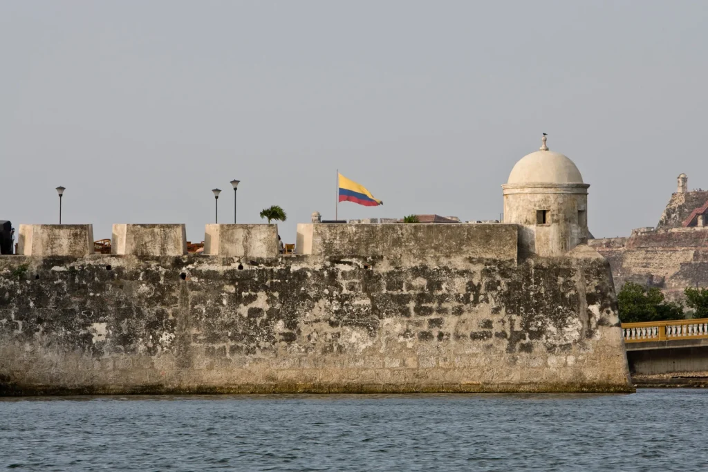 Murallas de la ciudad vieja de Cartagena de Indias con la bandera de Colombia