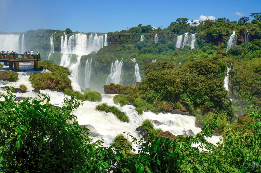 Saltos de las Cataratas del Iguazú rodeados de selva en la frontera entre Brasil y Argentina