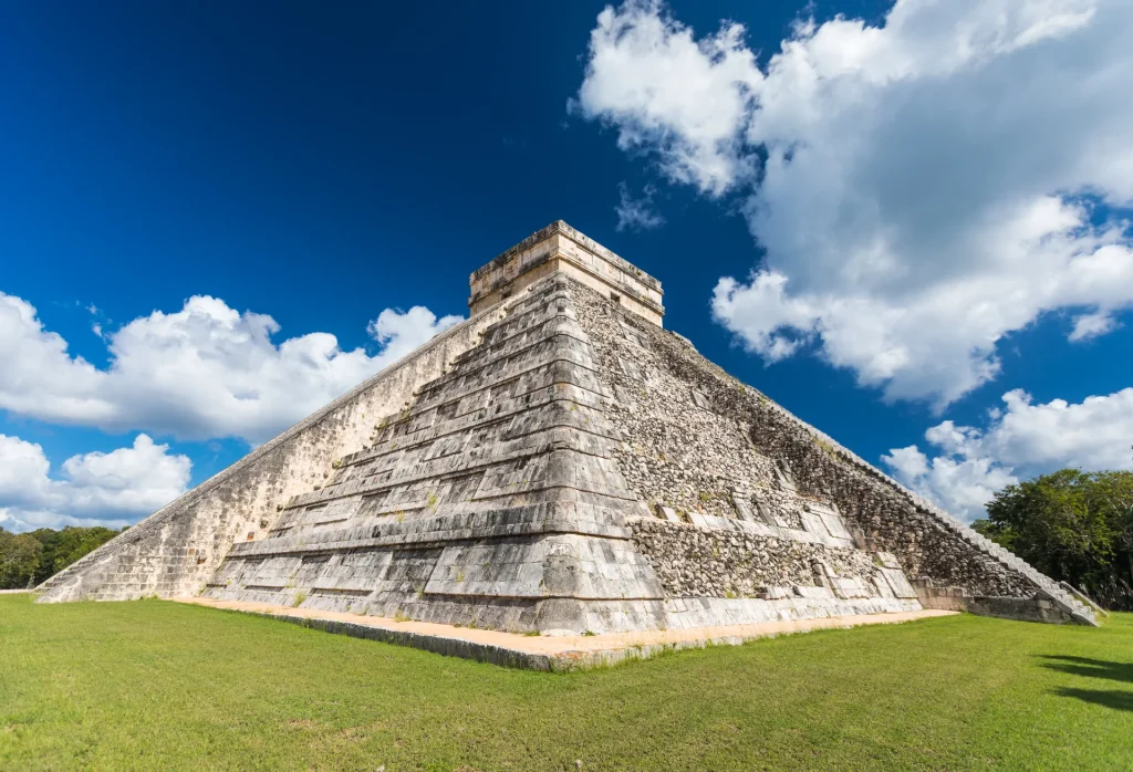 Pirámide de El Castillo (Kukulkán) en la zona arqueológica de Chichén Itzá, México