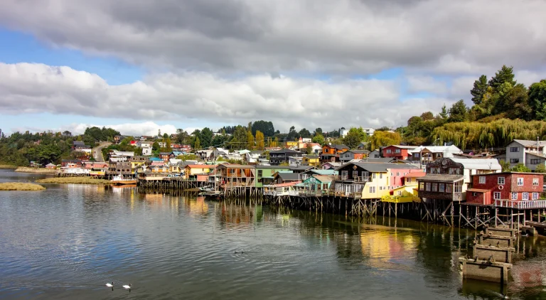Palafitos de colores en Castro, isla de Chiloé, Chile