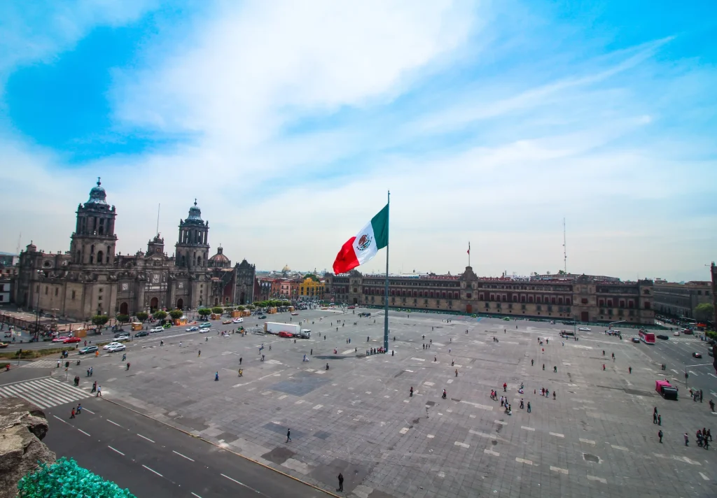 Zócalo de la Ciudad de México con la bandera, la Catedral Metropolitana y el Palacio Nacional