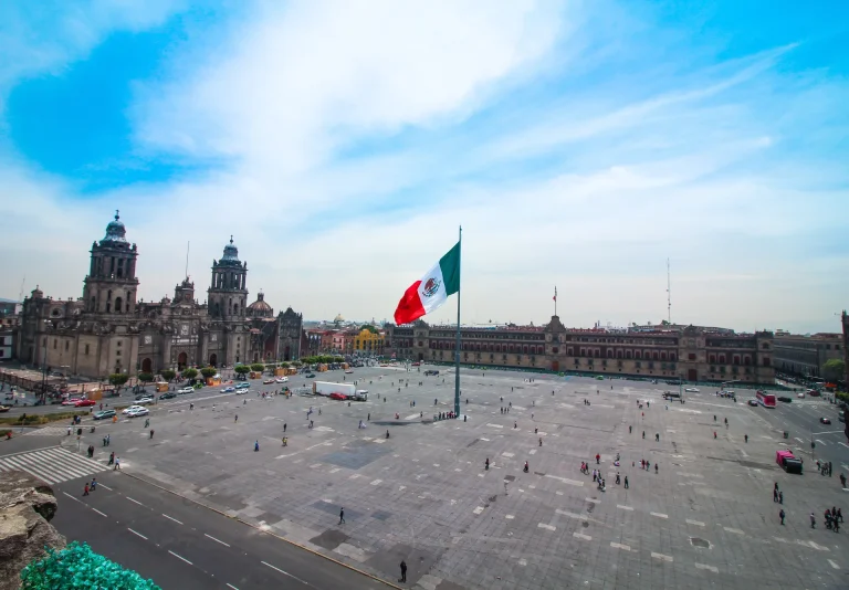 Zócalo de la Ciudad de México con la bandera, la Catedral Metropolitana y el Palacio Nacional