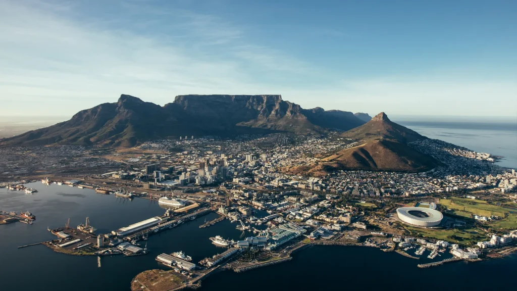 Vista aérea de Ciudad del Cabo con la Montaña de la Mesa al fondo, Sudáfrica