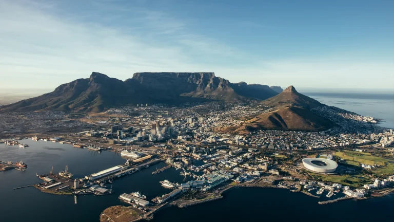 Vista aérea de Ciudad del Cabo con la Montaña de la Mesa al fondo, Sudáfrica
