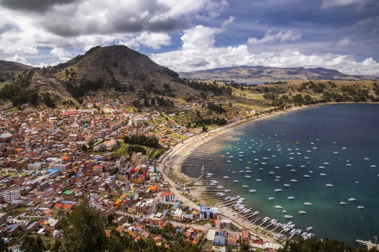 Pueblo de Copacabana y su bahía a orillas del lago Titicaca, Bolivia