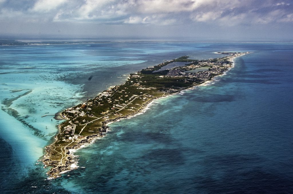Vista aérea de la costa de Isla Mujeres, Quintana Roo, México