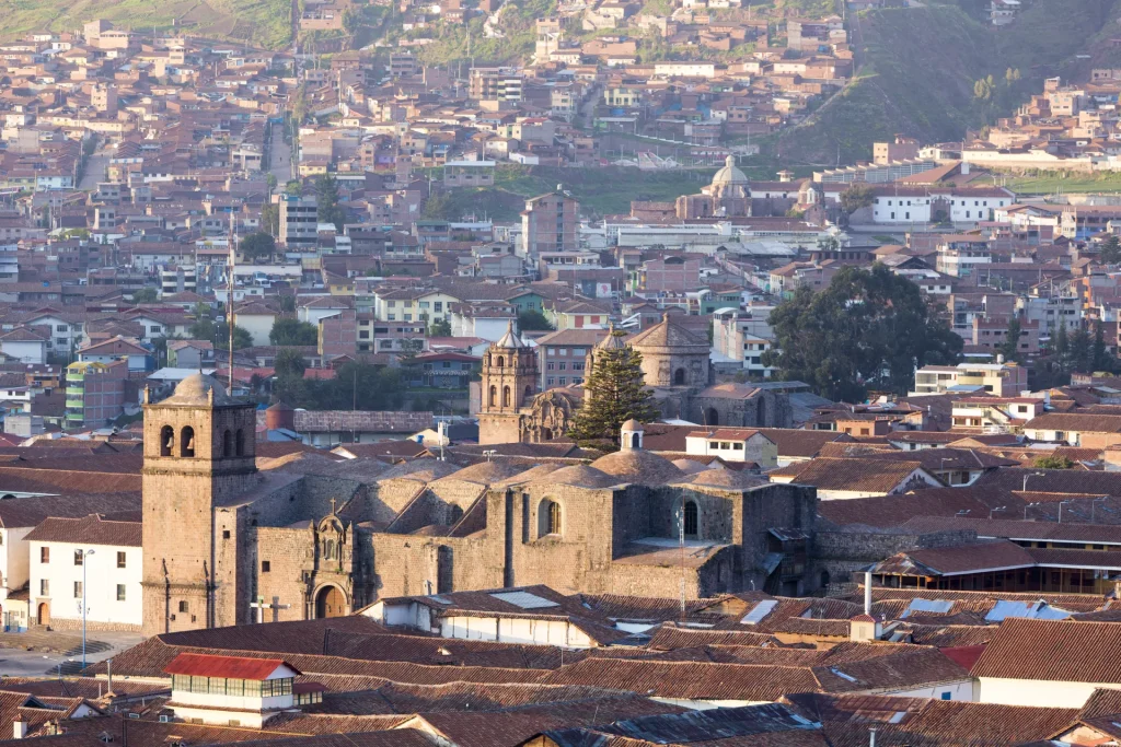 Vista aérea de la Plaza de Armas y la ciudad de Cusco al amanecer, Perú
